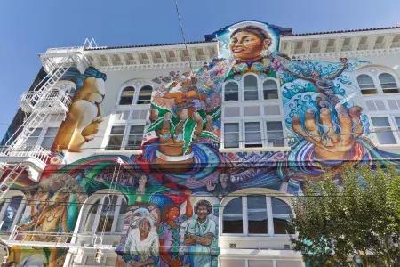 丰富多彩的, large-scale mural covers the side of the Women's Building 在贝博体彩app's 任务的区.